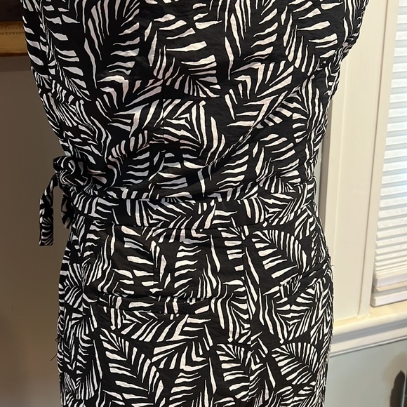 Ann Taylor Loft Black & White Palm Print Romper (4P) - Picture 5 of 10
